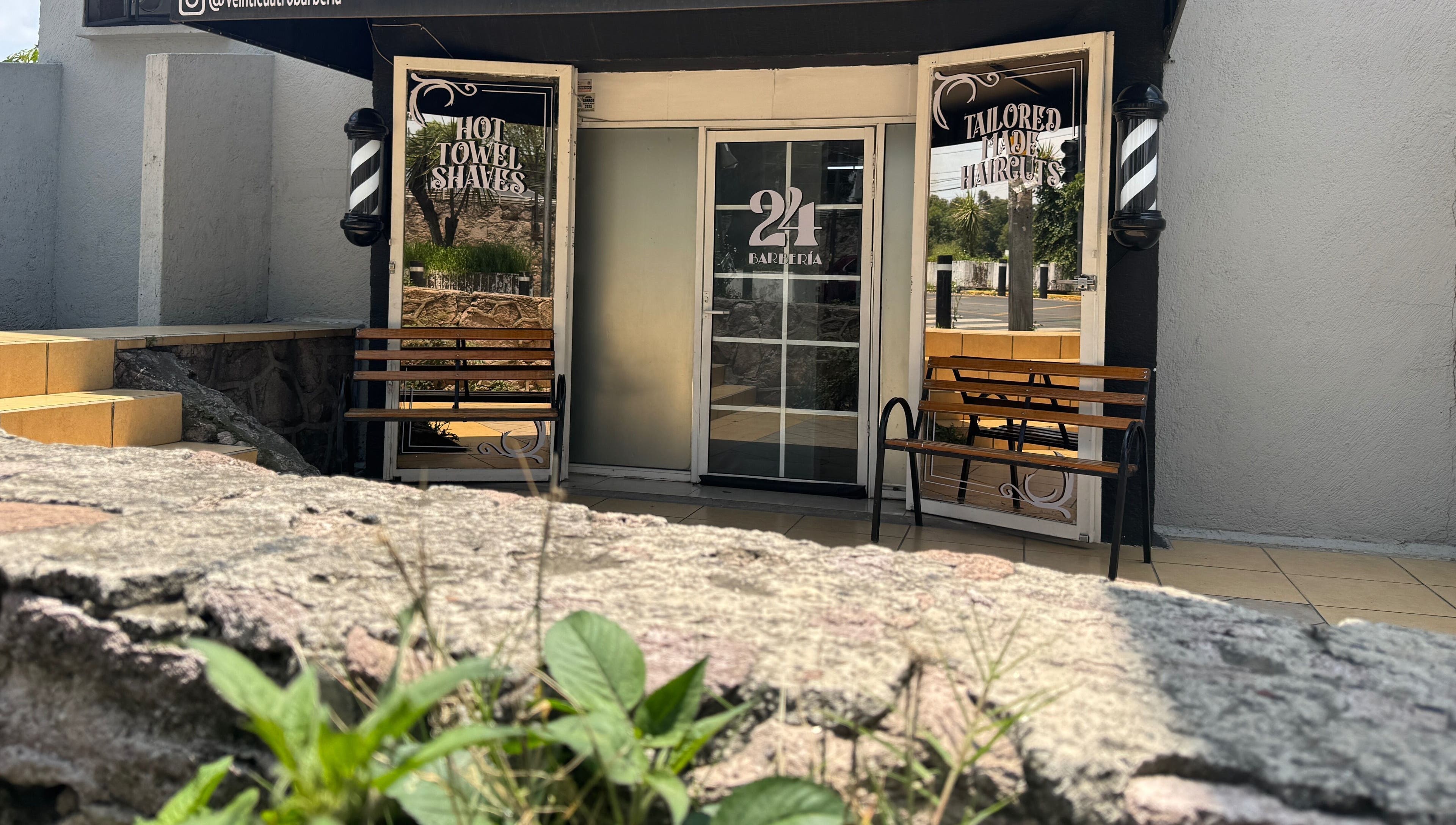 Fachada de 24 • Barbería en Naucalpan De Juárez, Estado De México, MX con un cálido atractivo.