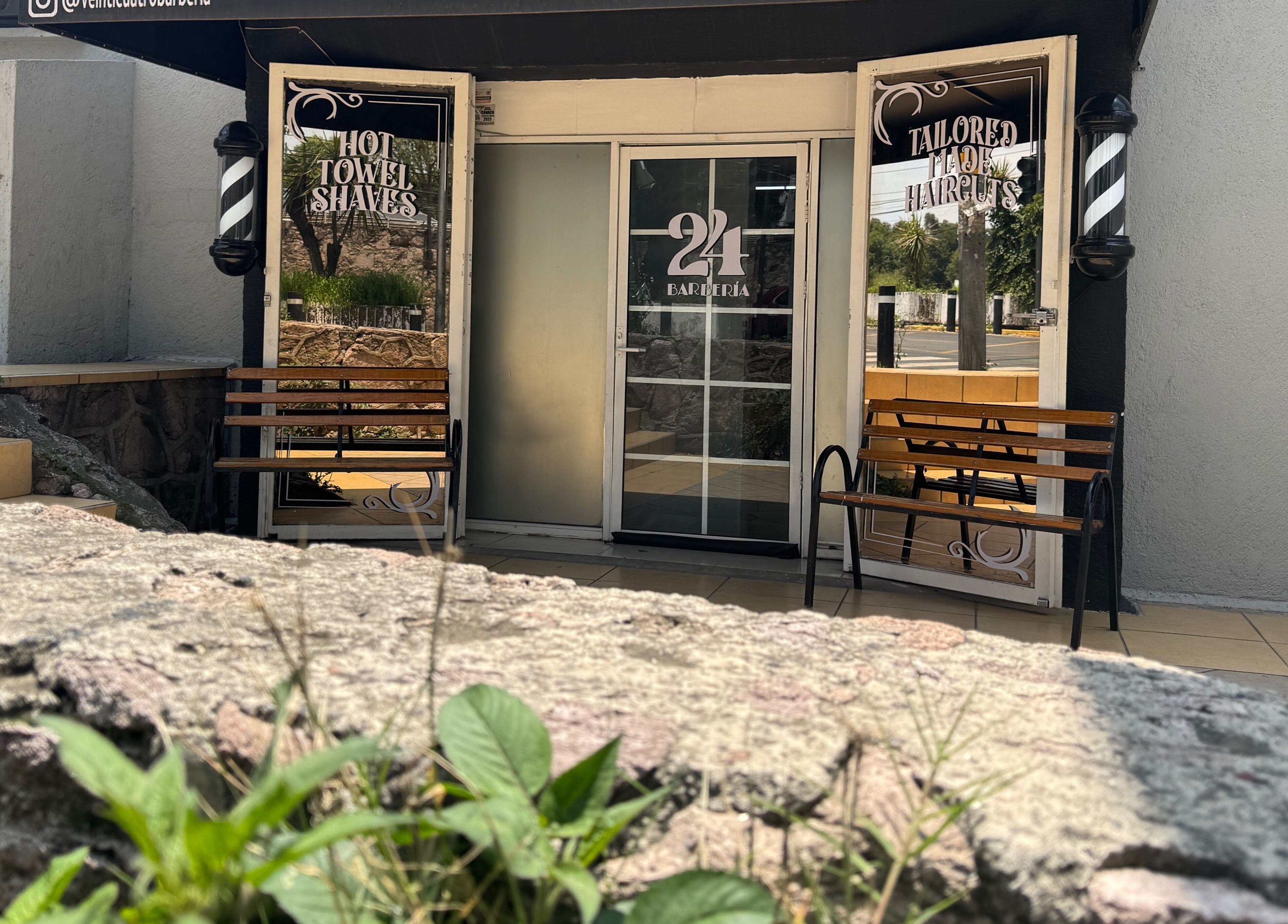 Fachada de 24 • Barbería en Naucalpan De Juárez, Estado De México, MX con un cálido atractivo.