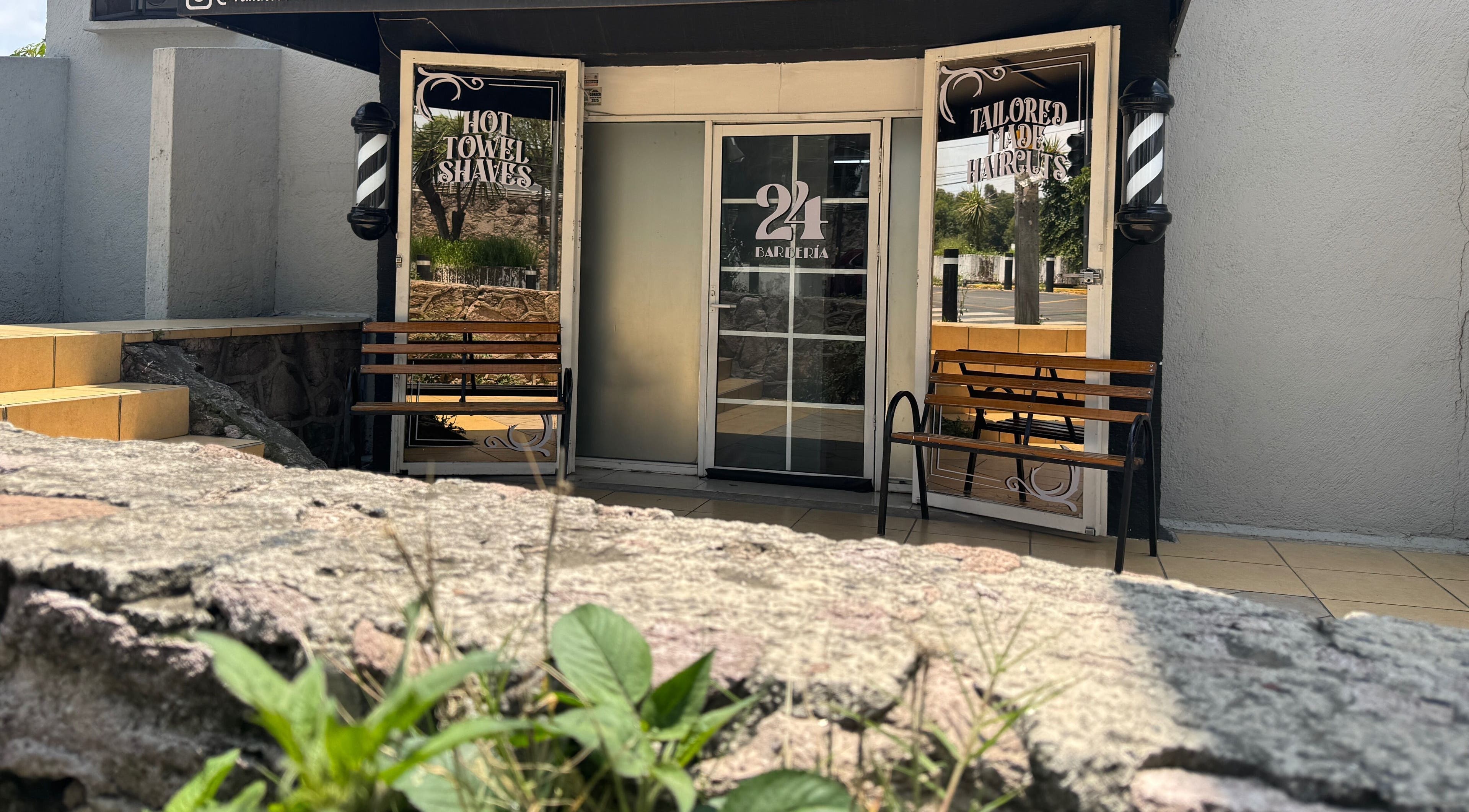 Fachada de 24 • Barbería en Naucalpan De Juárez, Estado De México, MX con un cálido atractivo.