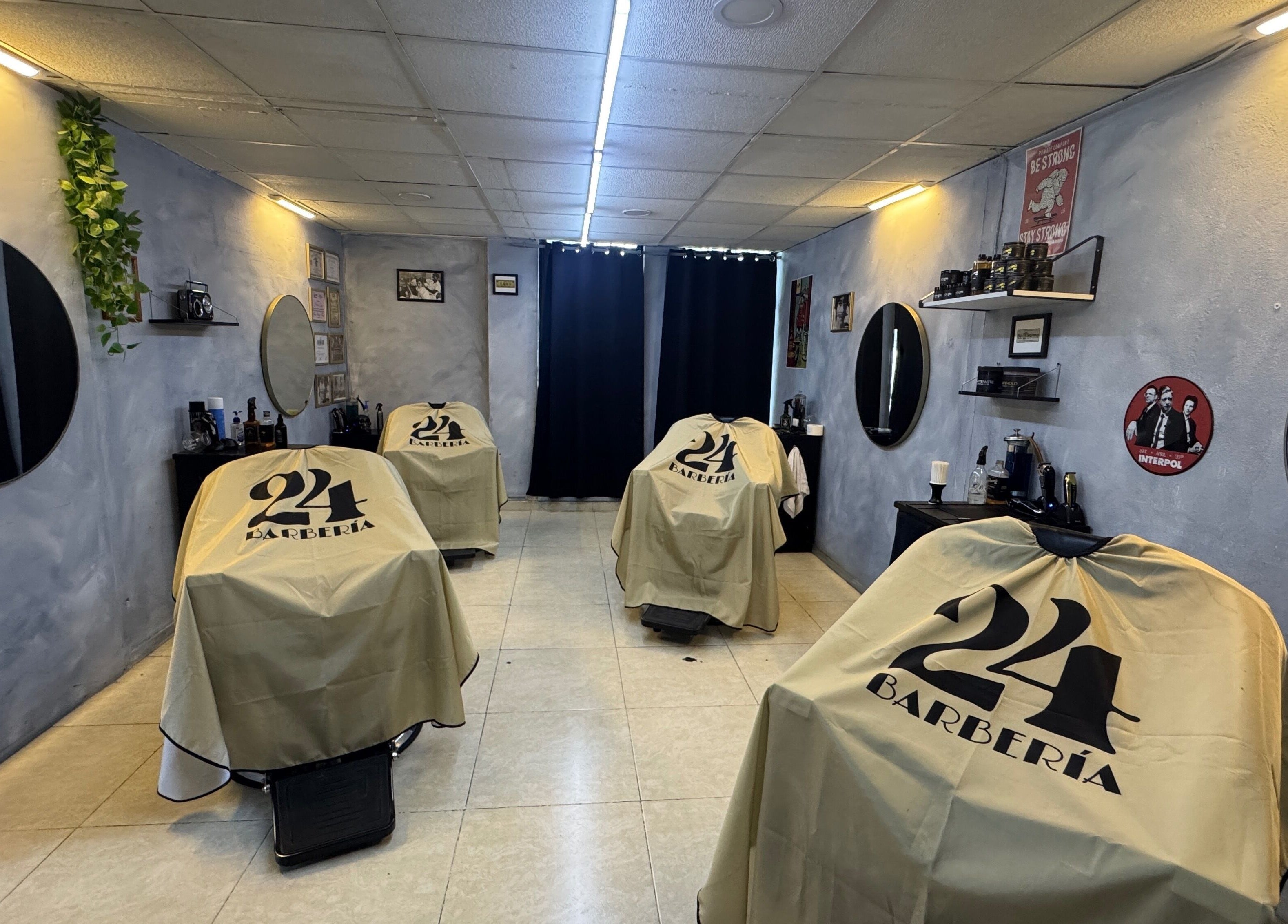 Interior de 24 • Barbería en Naucalpan De Juárez, Estado De México, MX con sillones cubiertos.