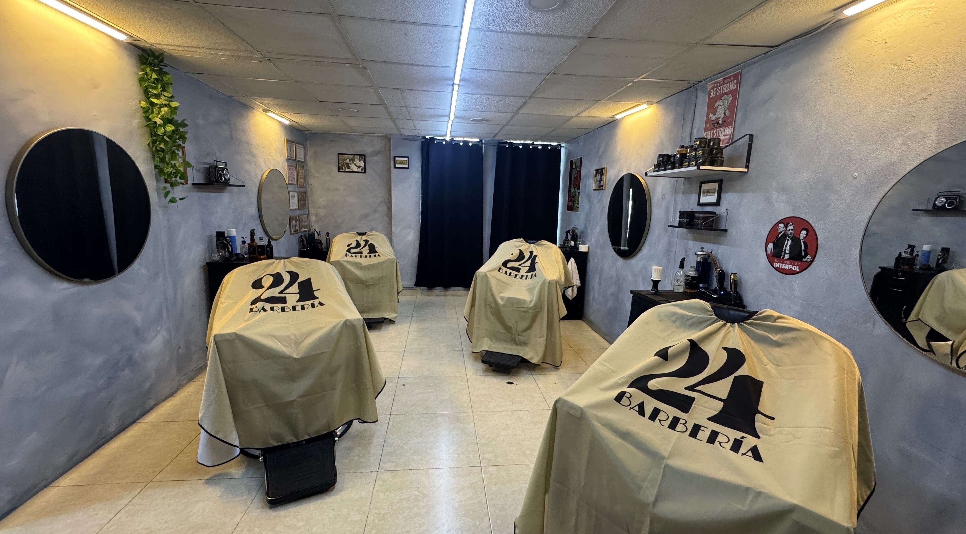Interior de 24 • Barbería en Naucalpan De Juárez, Estado De México, MX con sillones cubiertos.