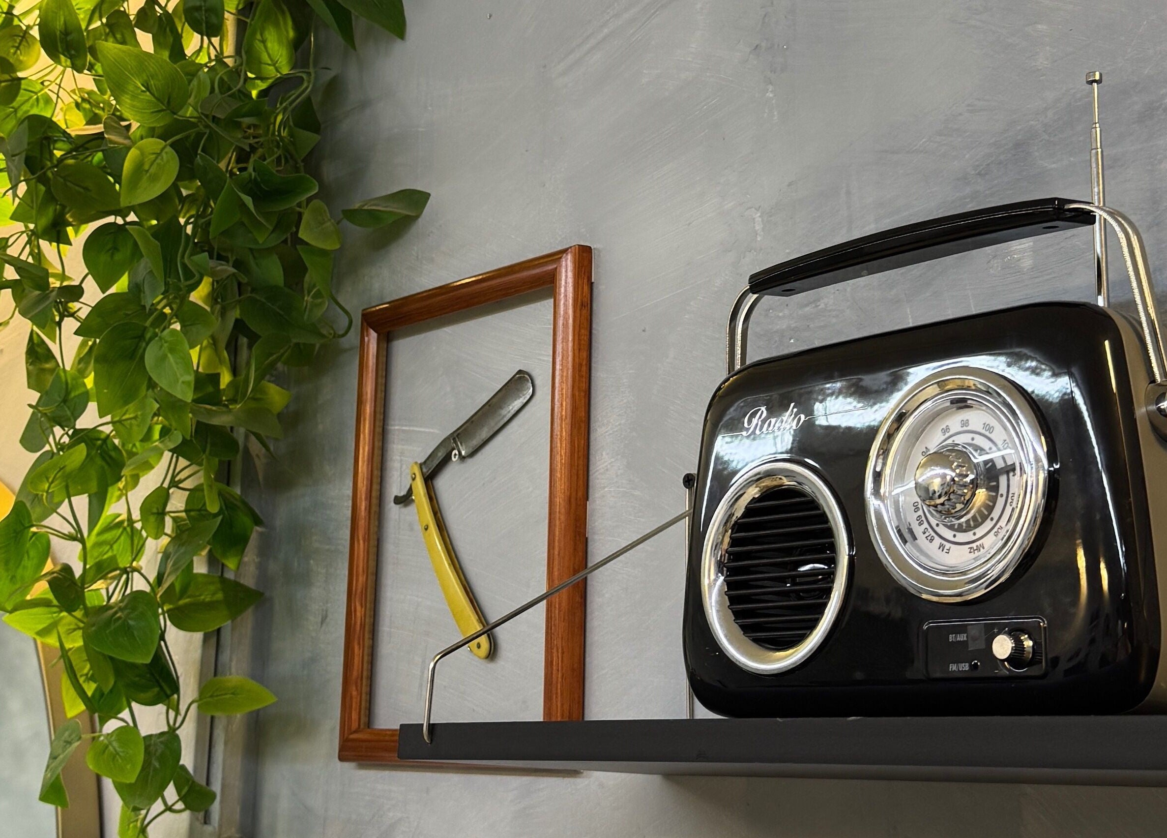 Esquina retro en 24 • Barbería, Naucalpan De Juárez, con radio vintage y detalles de barbero.