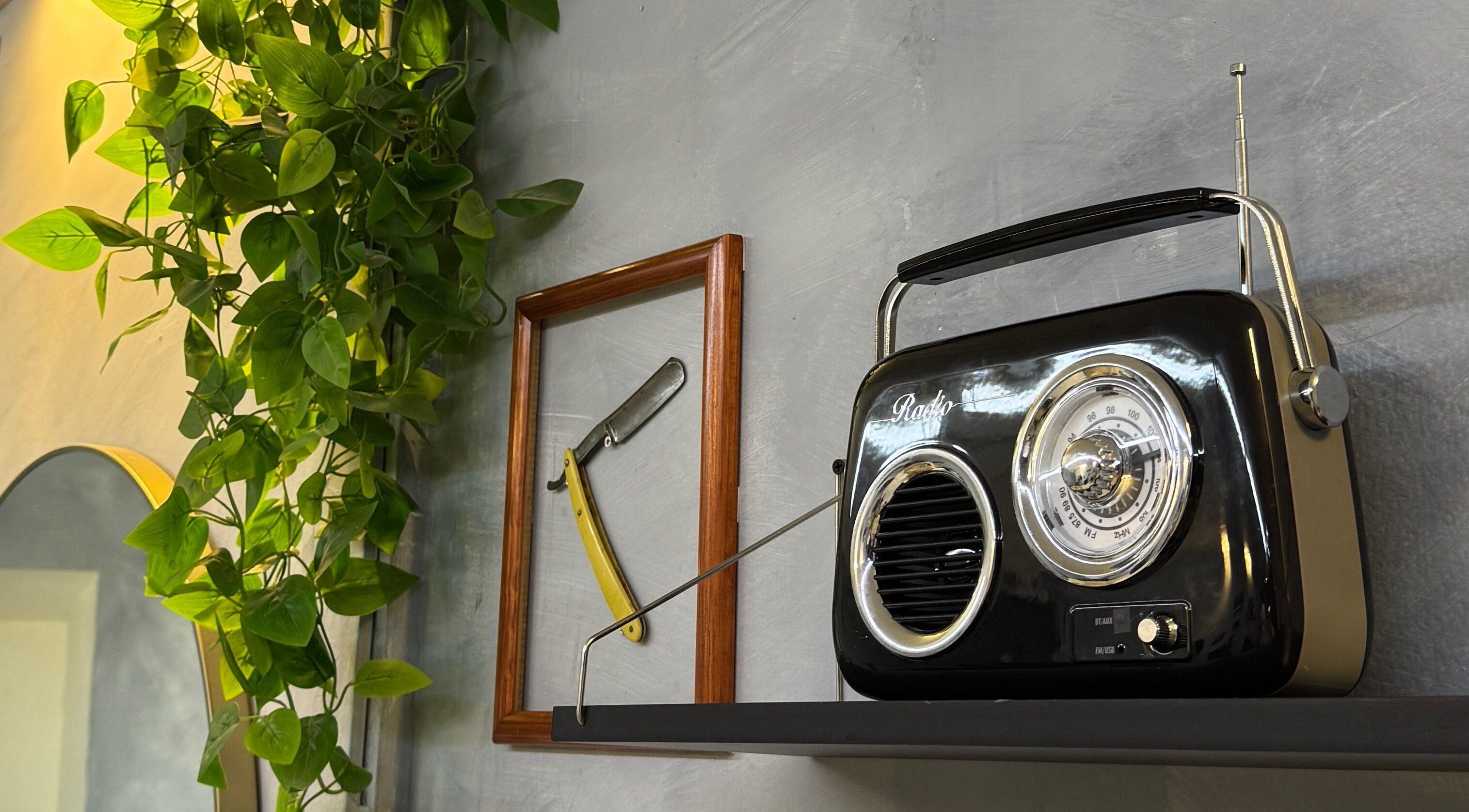 Esquina retro en 24 • Barbería, Naucalpan De Juárez, con radio vintage y detalles de barbero.