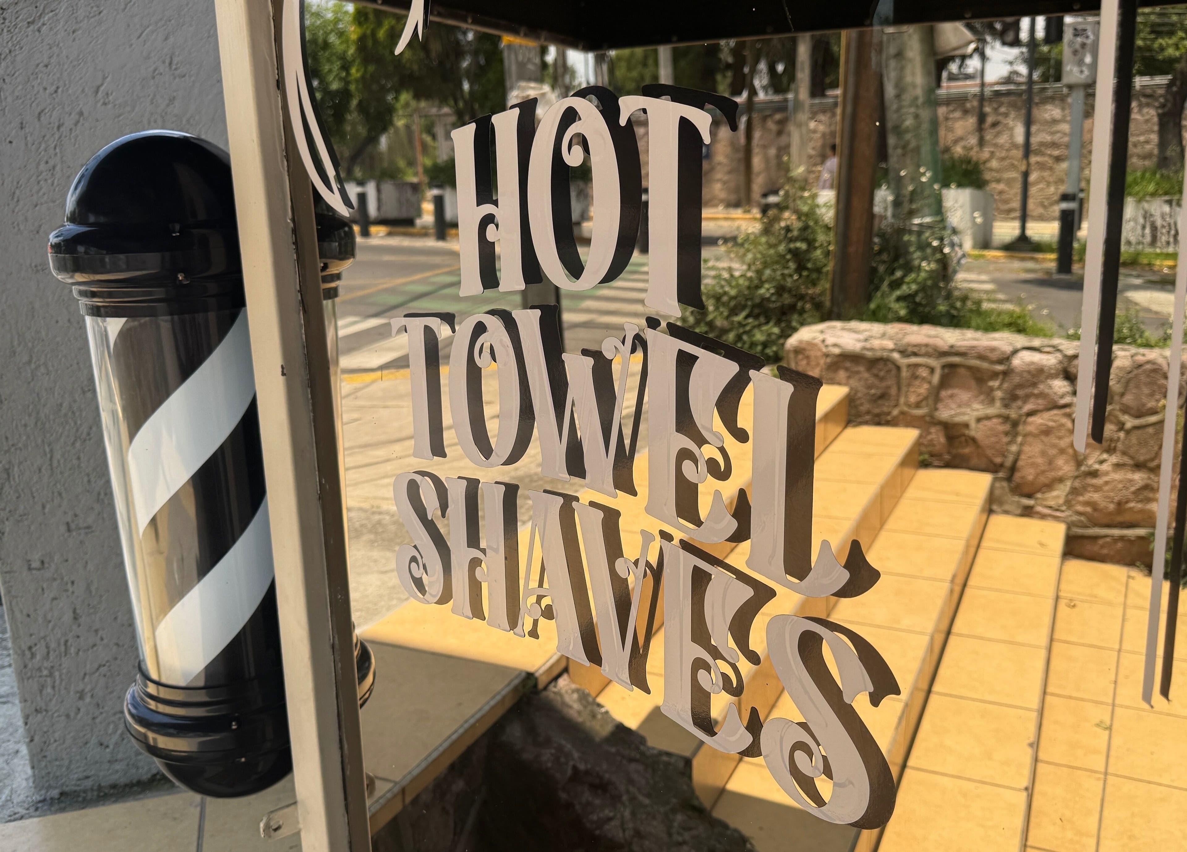 Rótulo de afeitados en 24 • Barbería, Naucalpan De Juárez, Estado De México, MX.