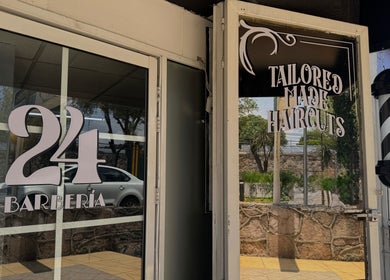 "24 • Barbería" en Naucalpan De Juárez, Estado De México, MX, con diseño exterior moderno y clásico faro de barbería.