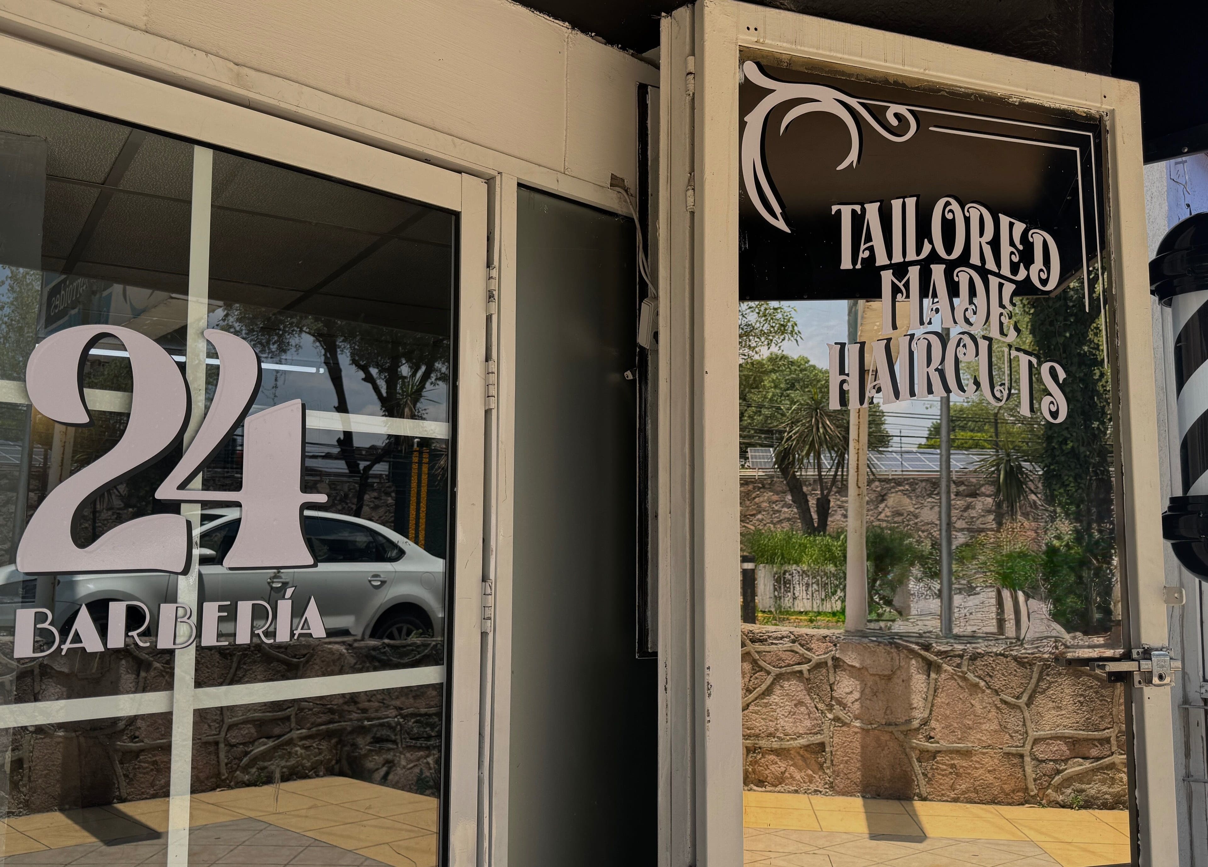 "24 • Barbería" en Naucalpan De Juárez, Estado De México, MX, con diseño exterior moderno y clásico faro de barbería.