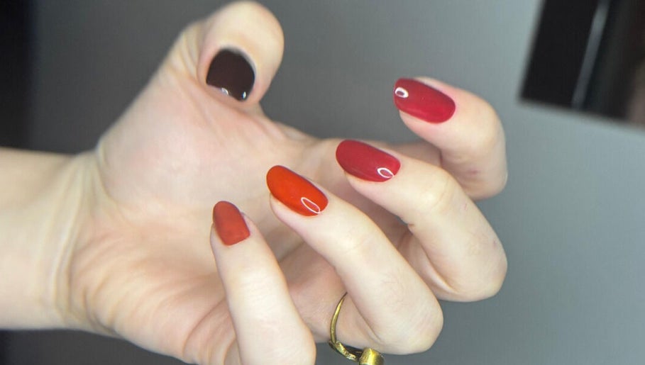 Manicure colorata presso Art De Venus, Imola, Emilia-romagna, IT. Unghie curate con smalti vivaci e raffinati.