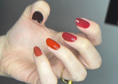 Manicure colorata presso Art De Venus, Imola, Emilia-romagna, IT. Unghie curate con smalti vivaci e raffinati.