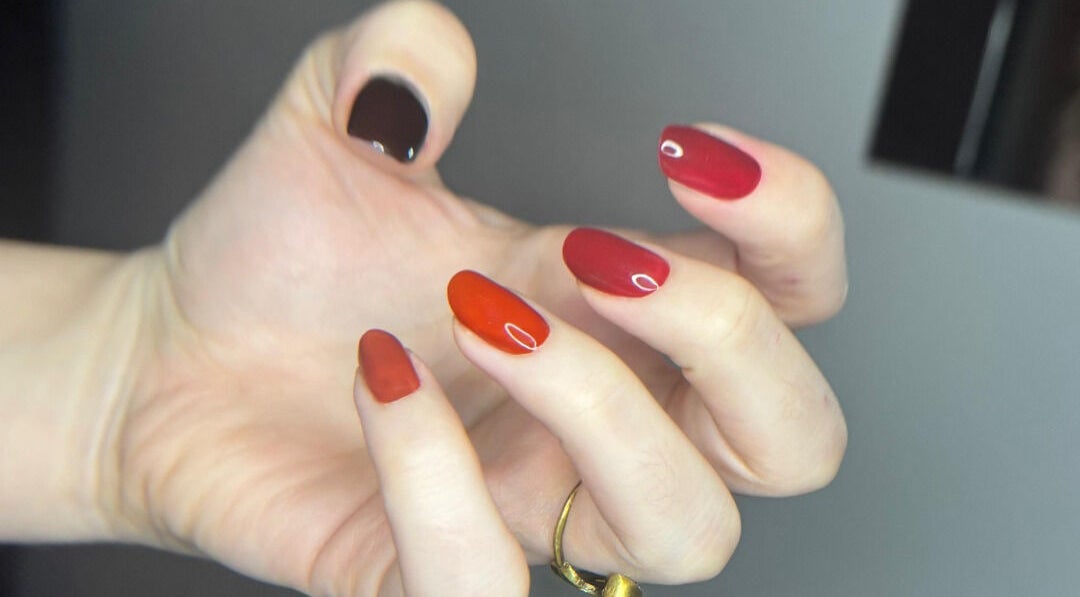 Manicure colorata presso Art De Venus, Imola, Emilia-romagna, IT. Unghie curate con smalti vivaci e raffinati.