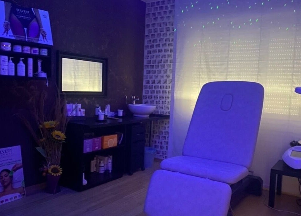 Sala trattamenti Art De Venus a Imola, Emilia-romagna, IT, con lettino e illuminazione soft.