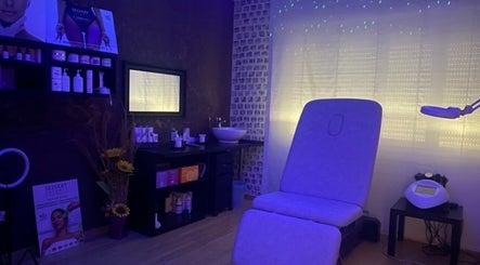 Sala trattamenti Art De Venus a Imola, Emilia-romagna, IT, con lettino e illuminazione soft.