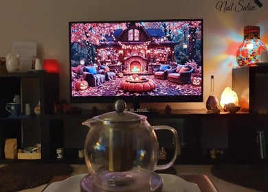 Interno accogliente di Art De Venus a Imola con tisaniera illuminata e schermo decorativo.