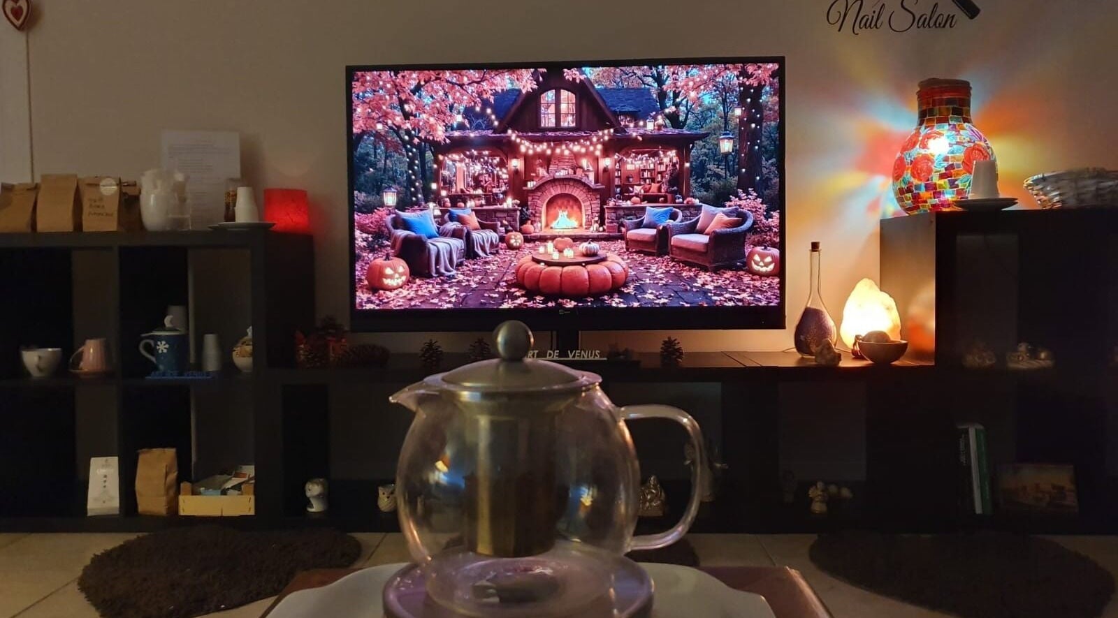 Interno accogliente di Art De Venus a Imola con tisaniera illuminata e schermo decorativo.