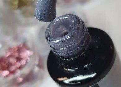 Bottiglia di smalto brillante presso Art De Venus, Imola, Emilia-romagna, IT. Perfetto per una manicure elegante.