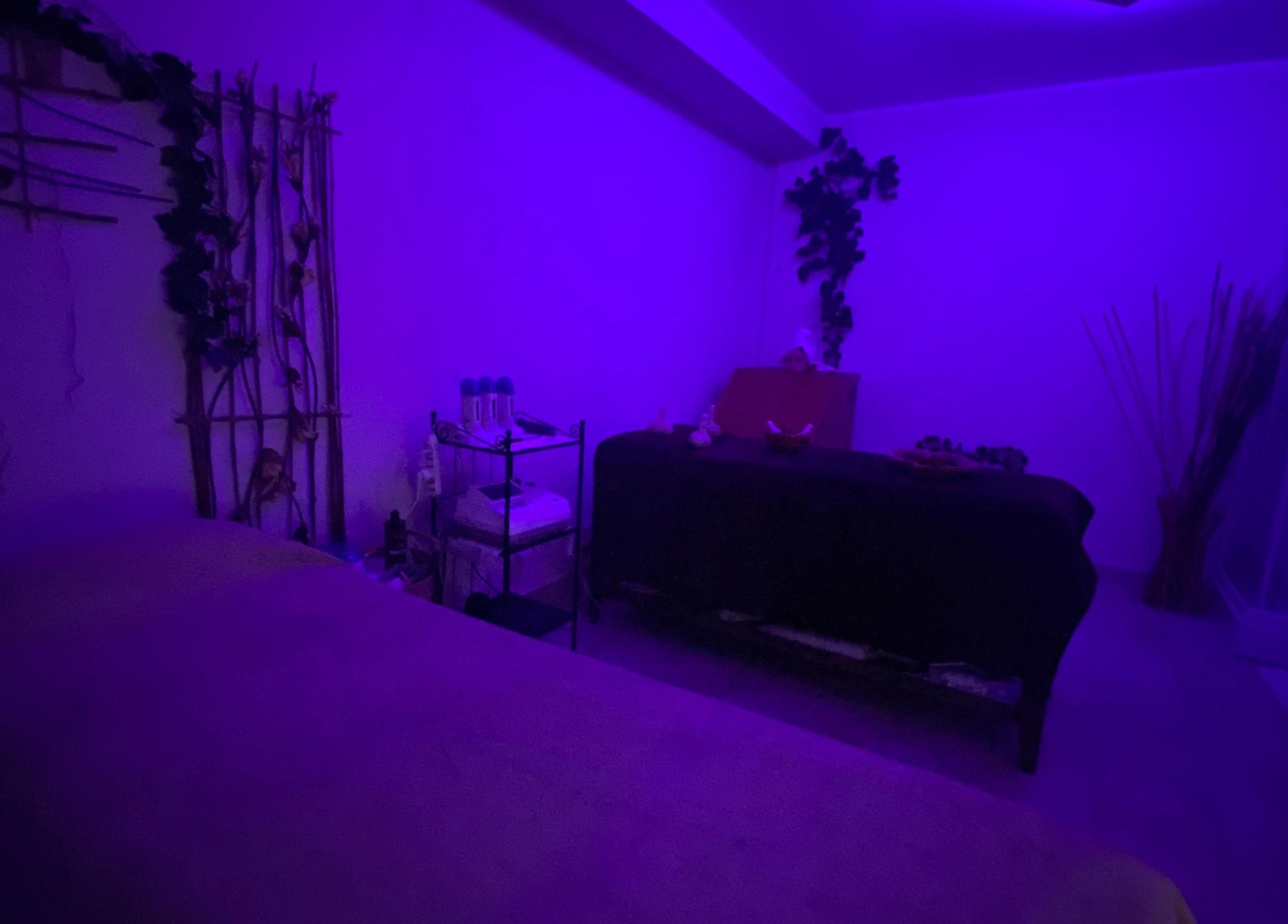 Sala massaggi illuminata di viola presso Art De Venus, Imola, Emilia-Romagna, IT.