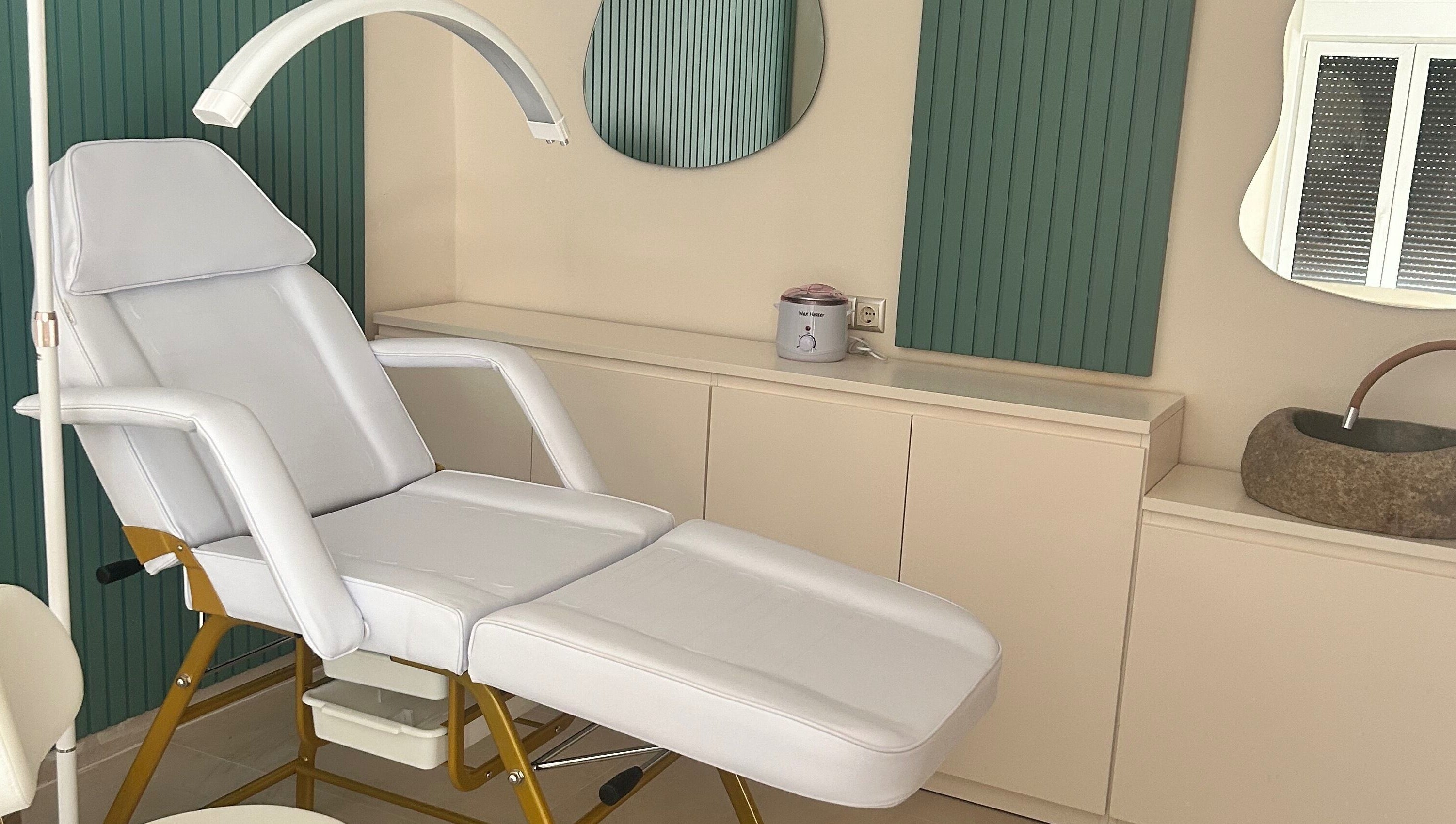 Κομψή καρέκλα περιποίησης στο Miss Brow, Θεσσαλονίκη, GR, προσφέροντας πολυτέλεια και άνεση.