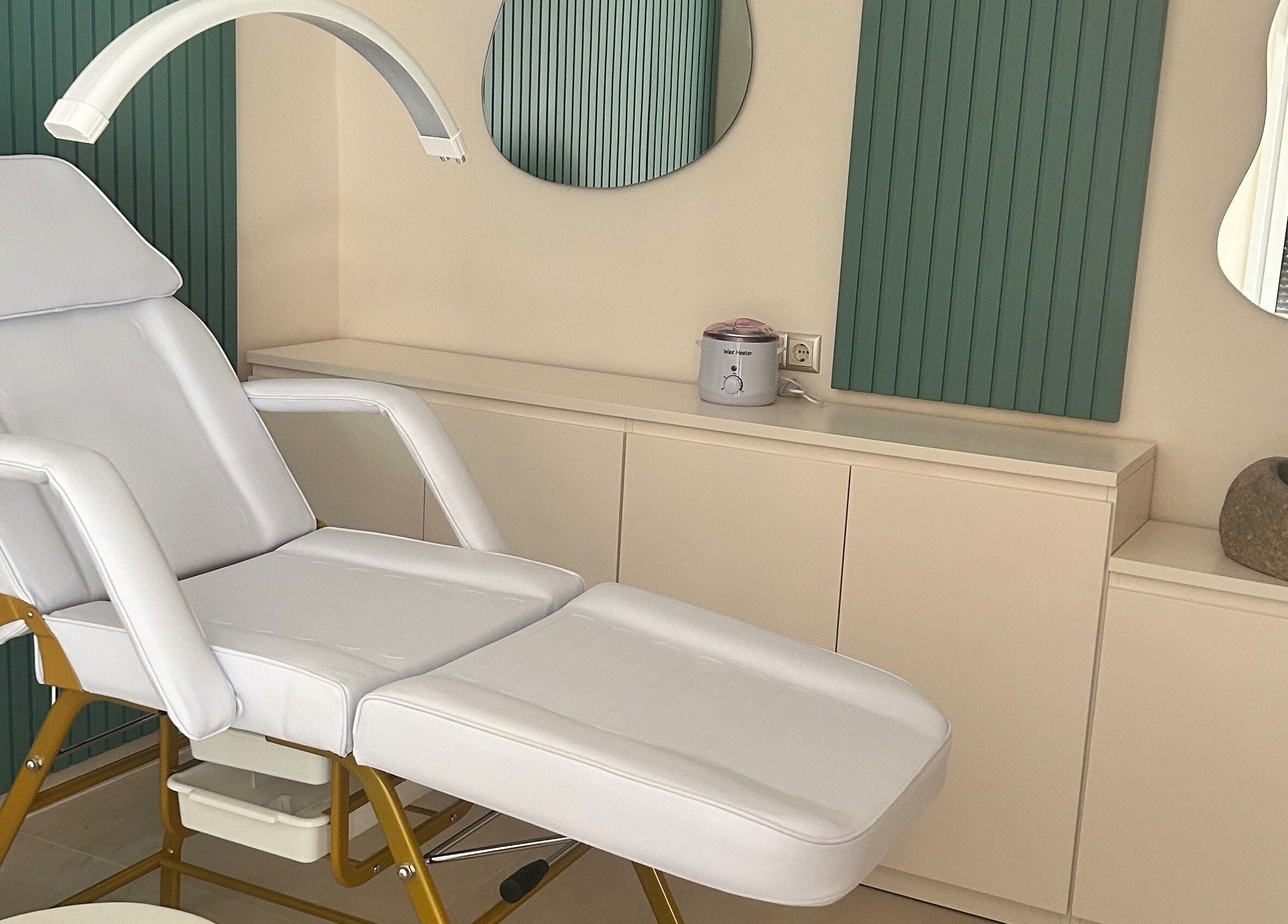 Κομψή καρέκλα περιποίησης στο Miss Brow, Θεσσαλονίκη, GR, προσφέροντας πολυτέλεια και άνεση.