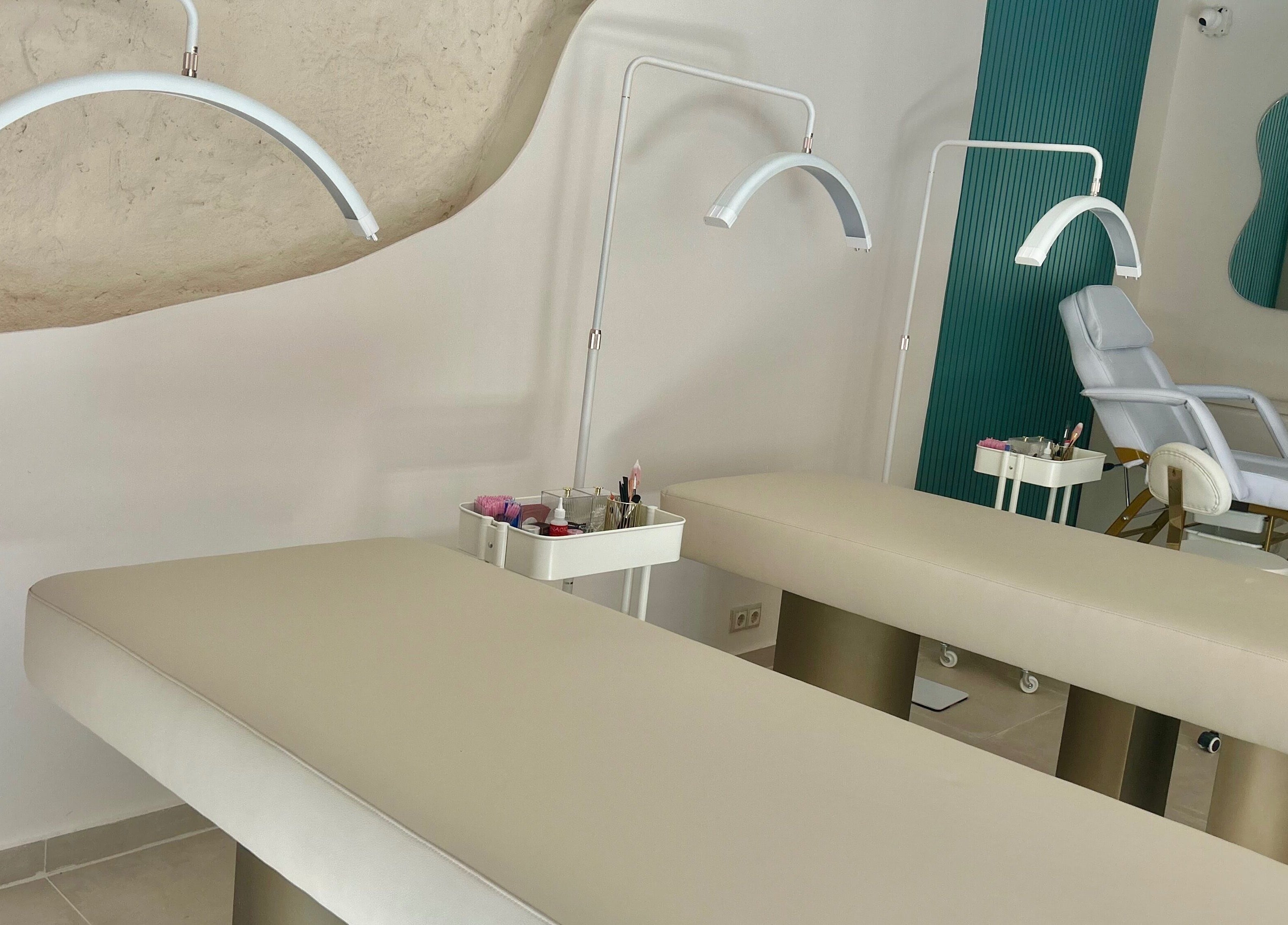 Ο χώρος ομορφιάς Miss Brow Θεσσαλονίκη, GR με άνετες πολυθρόνες και κομψή διακόσμηση.