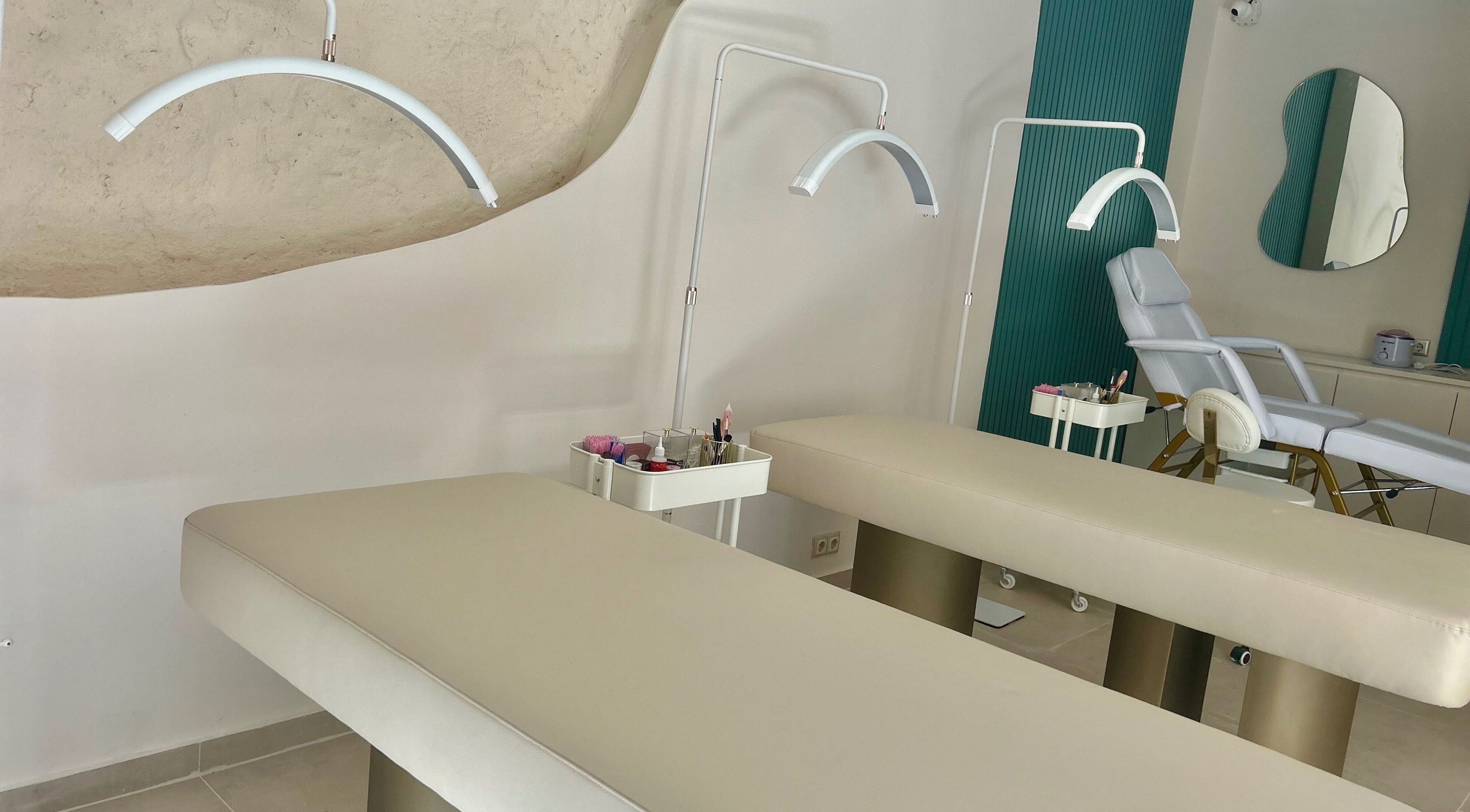 Ο χώρος ομορφιάς Miss Brow Θεσσαλονίκη, GR με άνετες πολυθρόνες και κομψή διακόσμηση.