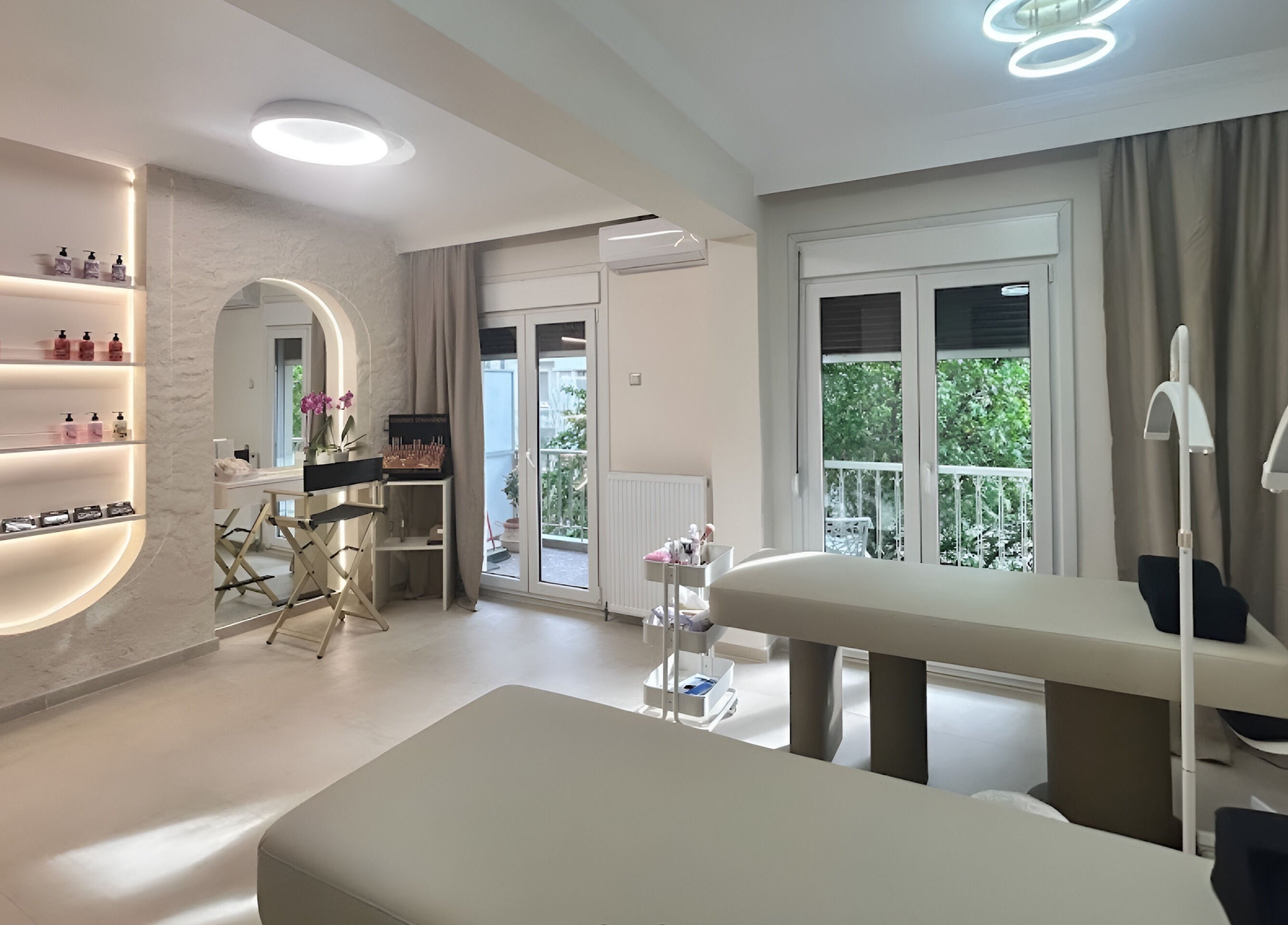 Καλαίσθητος χώρος περιποίησης στο Miss Brow, Θεσσαλονίκη, GR, με σύγχρονη διακόσμηση και άνετους χώρους.