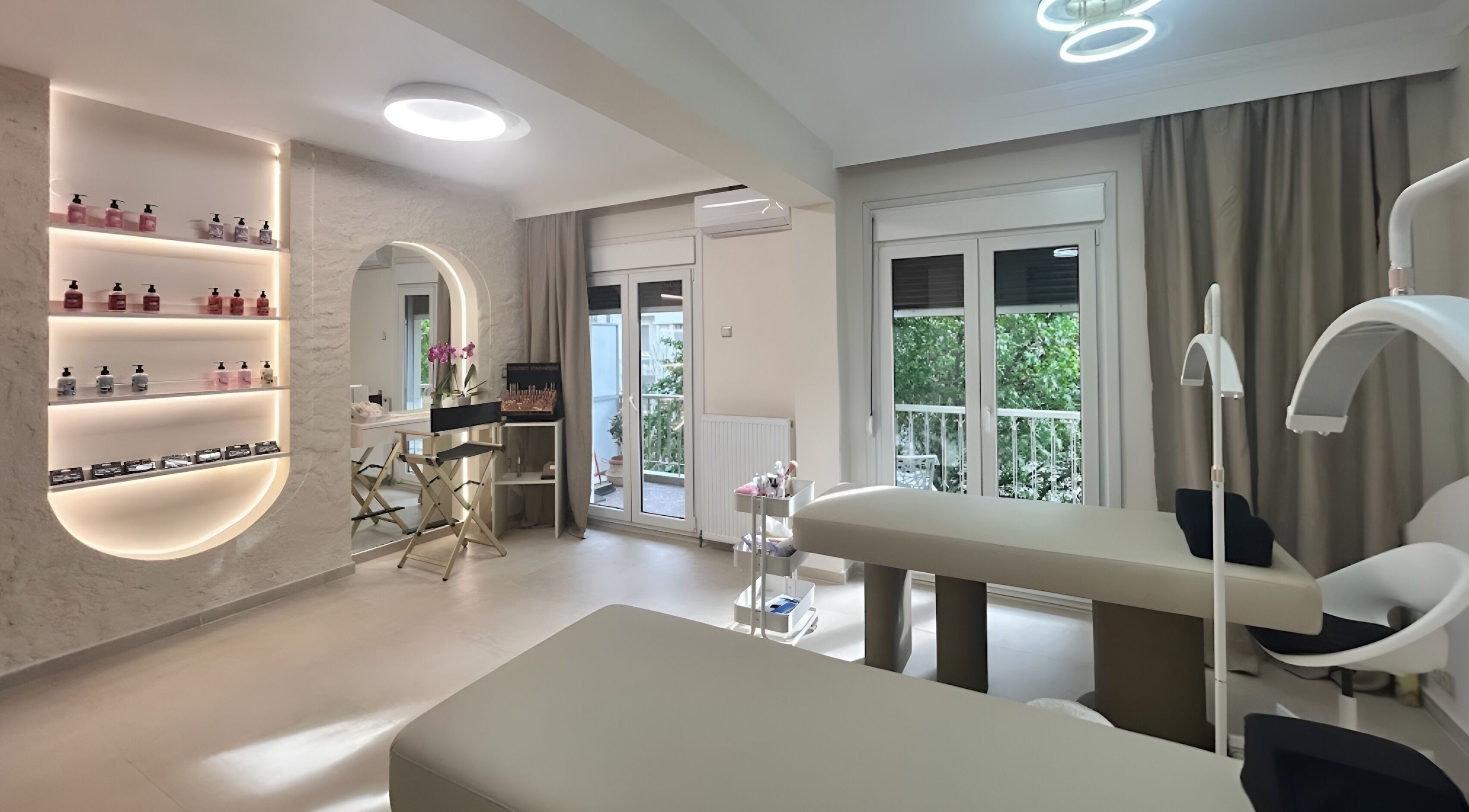 Καλαίσθητος χώρος περιποίησης στο Miss Brow, Θεσσαλονίκη, GR, με σύγχρονη διακόσμηση και άνετους χώρους.