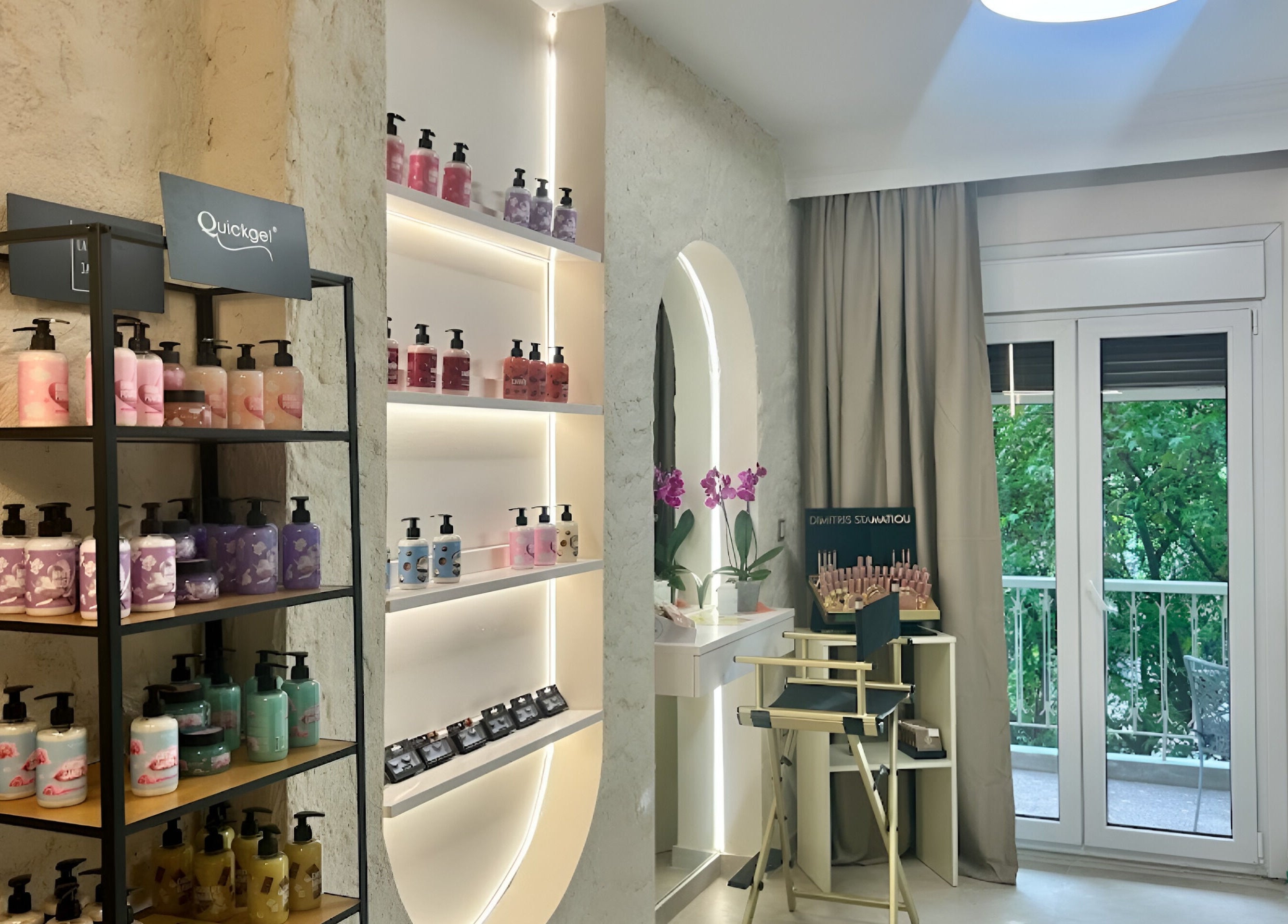 Ράφια καλλυντικών στο Miss Brow, Θεσσαλονίκη, GR με φυτά και φυσικό φωτισμό.