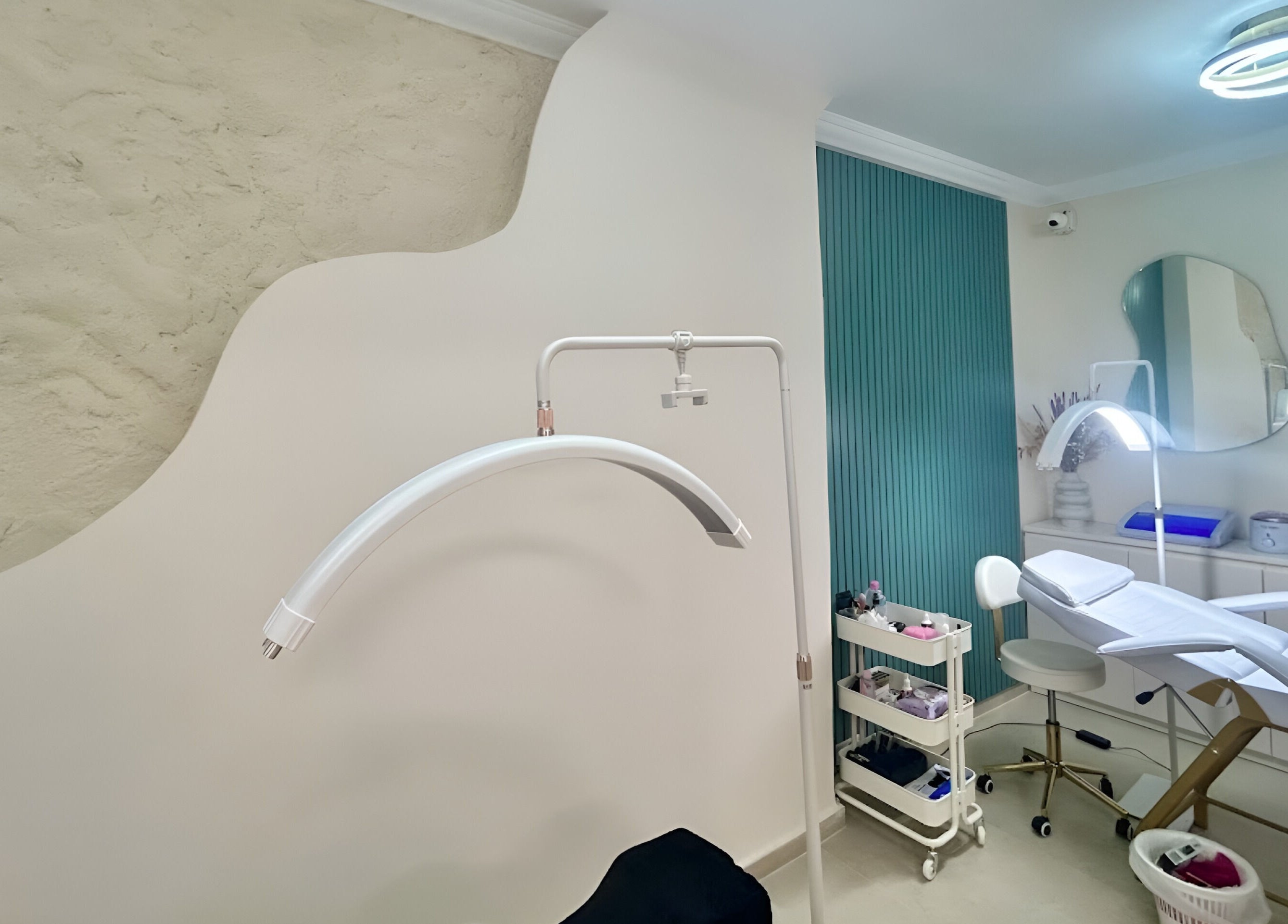 Κομψός και μοντέρνος χώρος ομορφιάς στο Miss Brow, Θεσσαλονίκη, GR, με φωτεινές και καθαρές επιφάνειες.