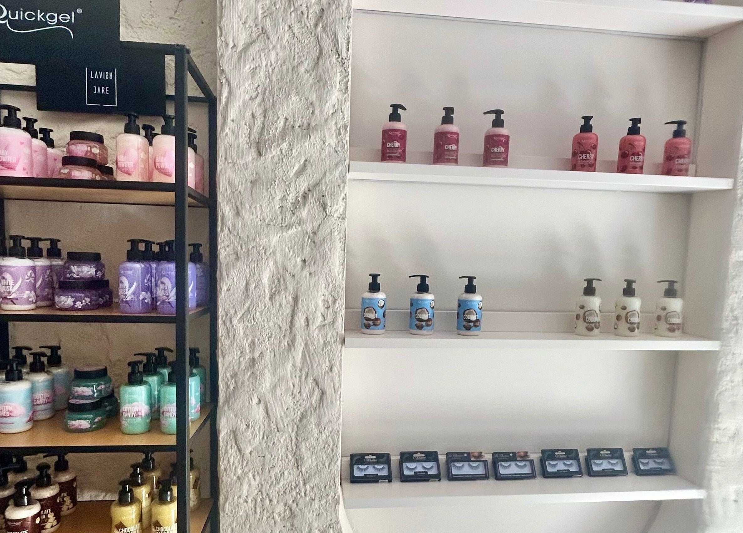 Ράφια προϊόντων ομορφιάς στο Miss Brow, Θεσσαλονίκη, GR, γεμάτα κρέμες και καλλυντικά.