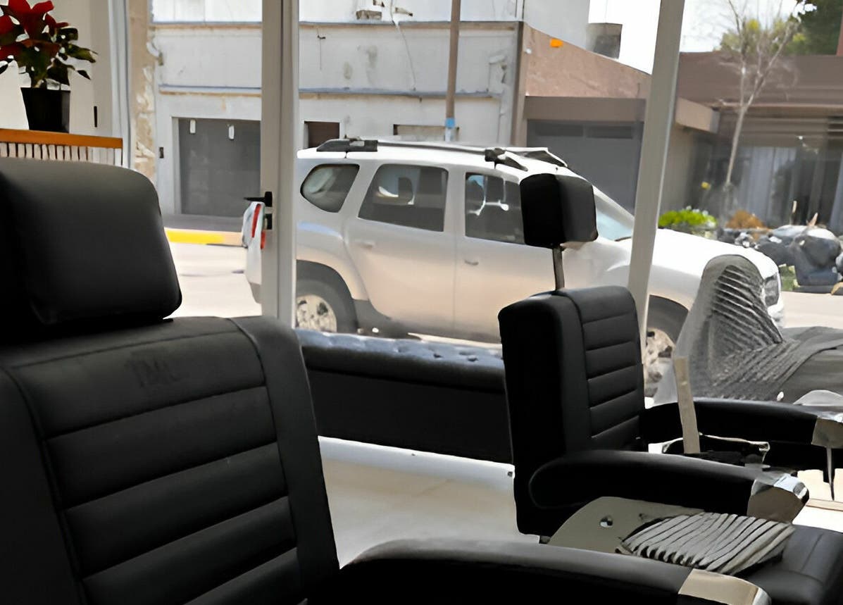 Sillas de peluquería elegantes en REGIOS BARBERIA, Quilmes, Provincia De Buenos Aires, AR.