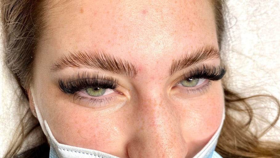Illegal Looks Eyelash Extensions & Training image 1