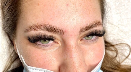 Illegal Looks Eyelash Extensions & Training