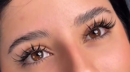Illegal Looks Eyelash Extensions & Training image 2