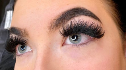 Illegal Looks Eyelash Extensions & Training image 3