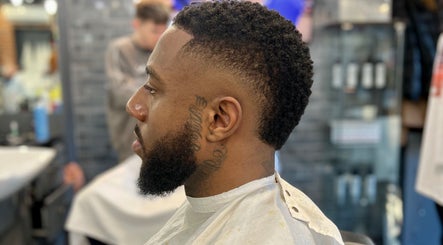 hình ảnh 3 của Ade Barbering