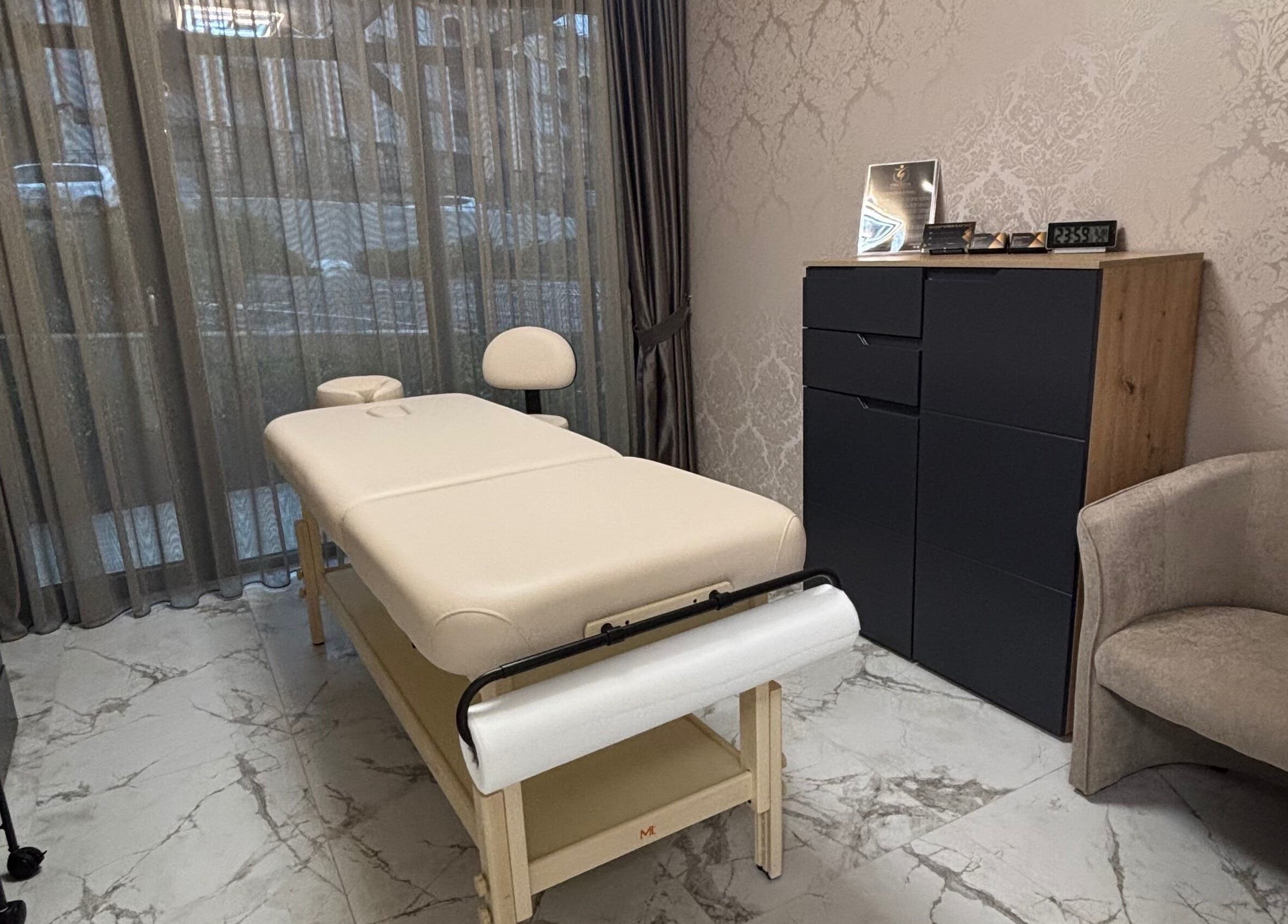 Интериор на Theron Massage and Body Studio във Варна, Варна, BG с масажна маса и модерно обзавеждане.