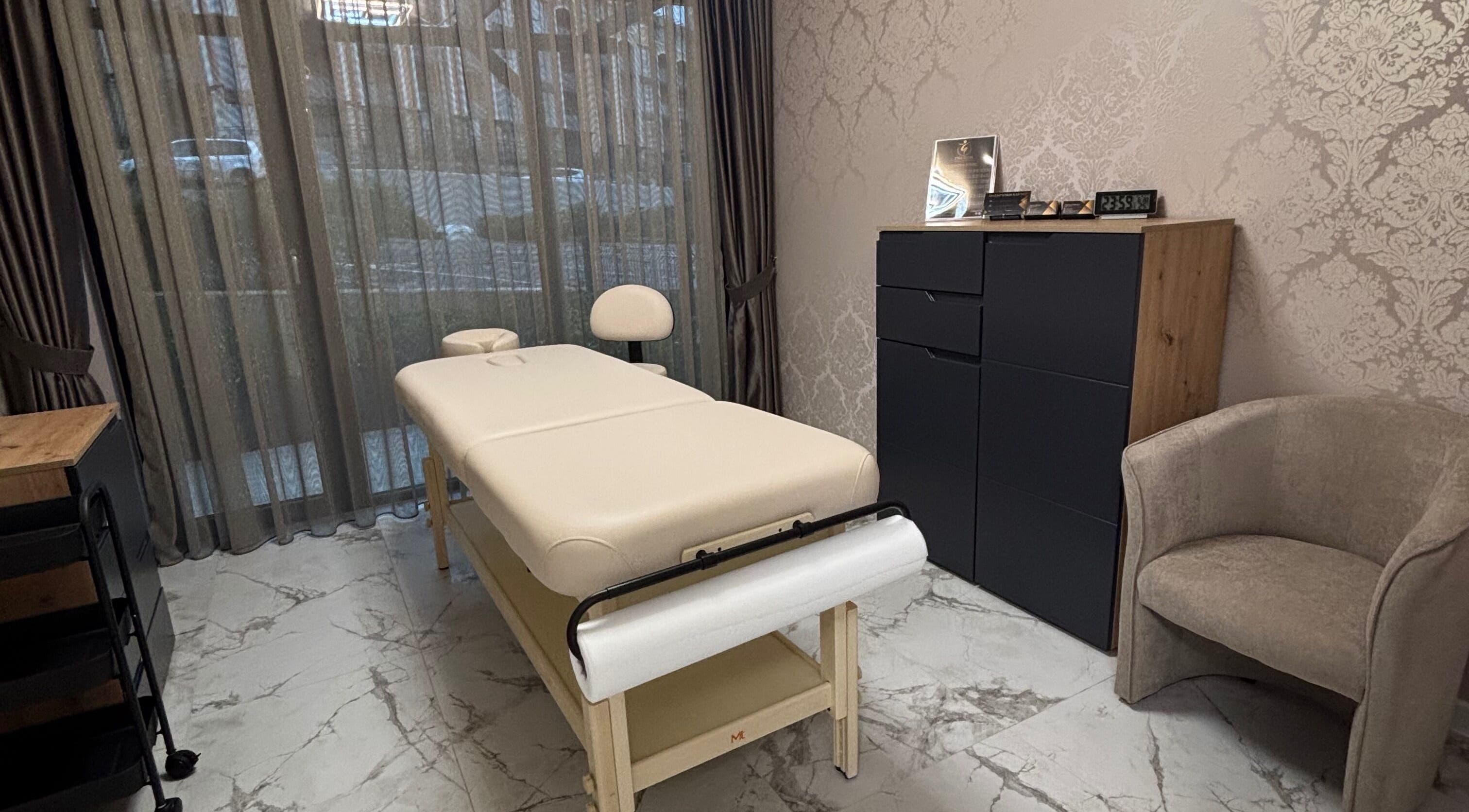Интериор на Theron Massage and Body Studio във Варна, Варна, BG с масажна маса и модерно обзавеждане.