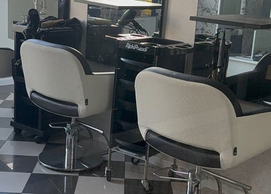 Área moderna do Missbala's Beauty Hair Braids Salon, Montijo, Setúbal, PT, com cadeiras de cabeleireiro.
