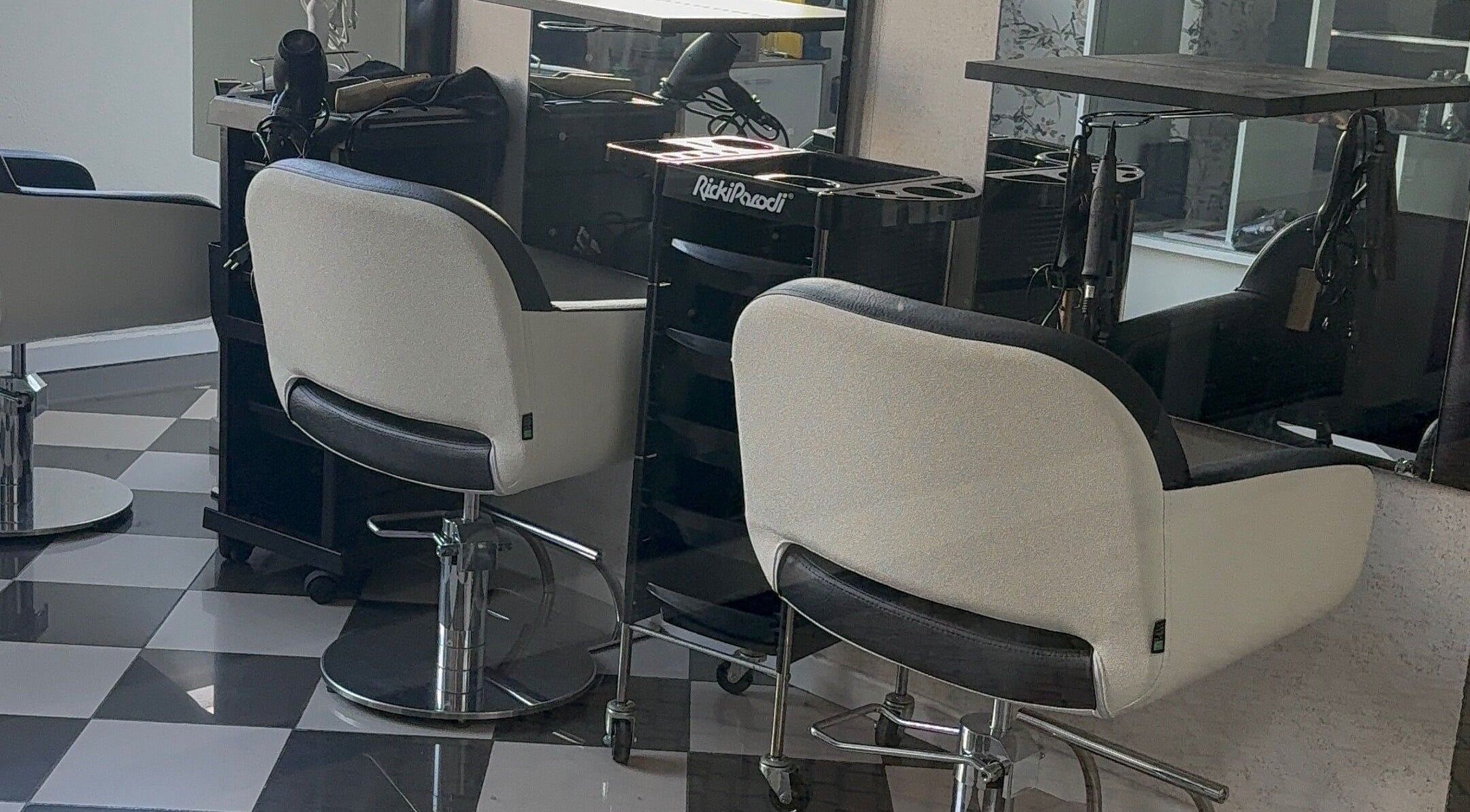 Área moderna do Missbala's Beauty Hair Braids Salon, Montijo, Setúbal, PT, com cadeiras de cabeleireiro.