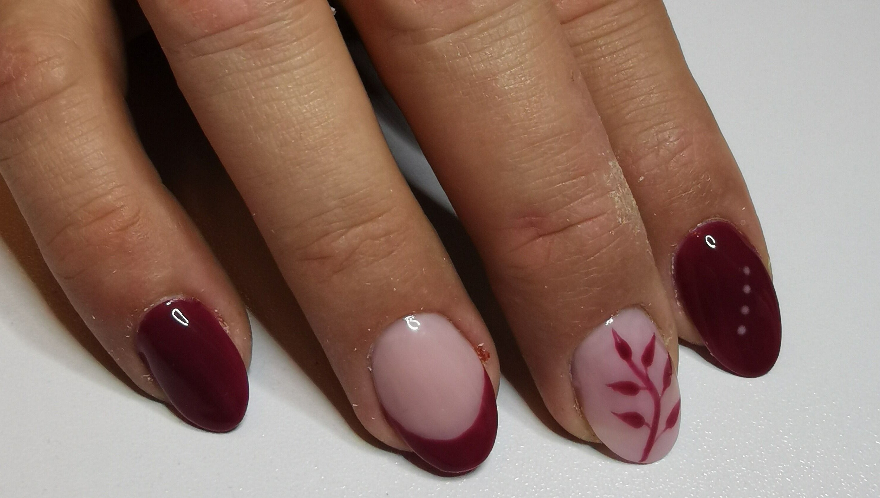Nail art bordeaux avec motifs à Dans Ma Bulle, Léthuin, Centre-val De Loire, FR.
