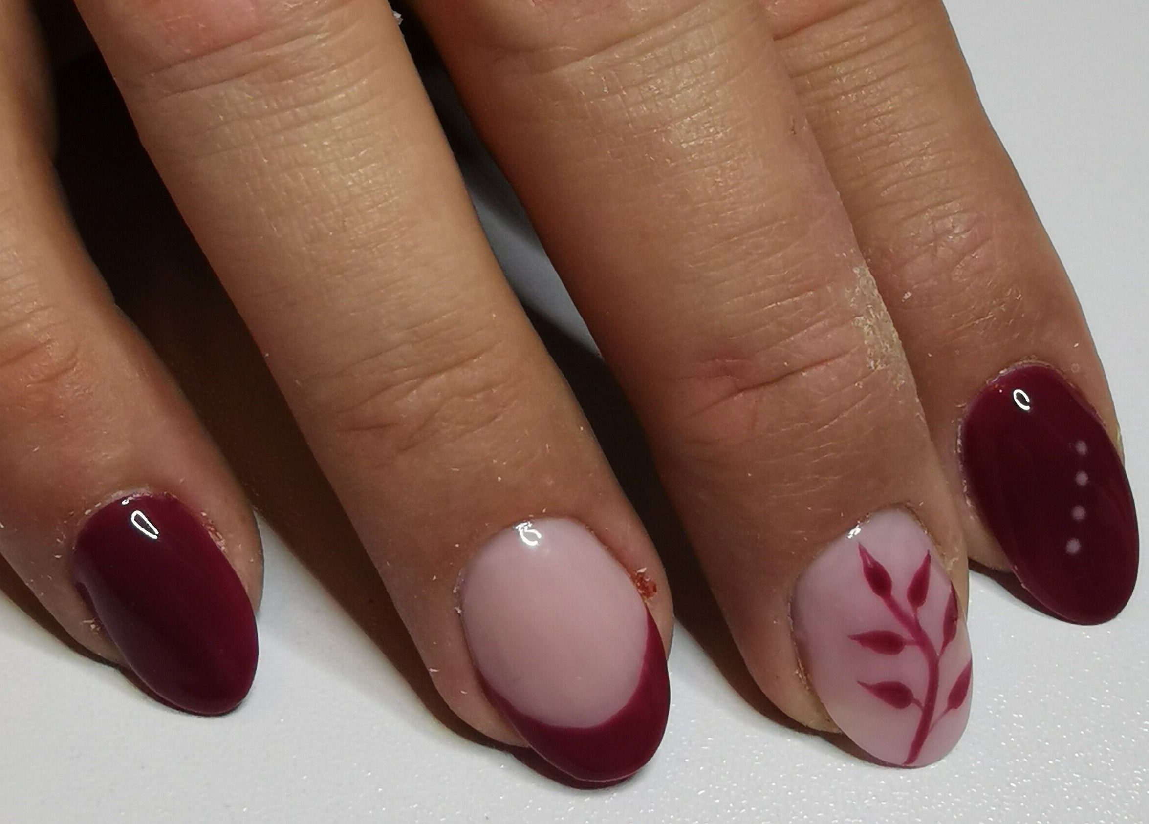 Nail art bordeaux avec motifs à Dans Ma Bulle, Léthuin, Centre-val De Loire, FR.
