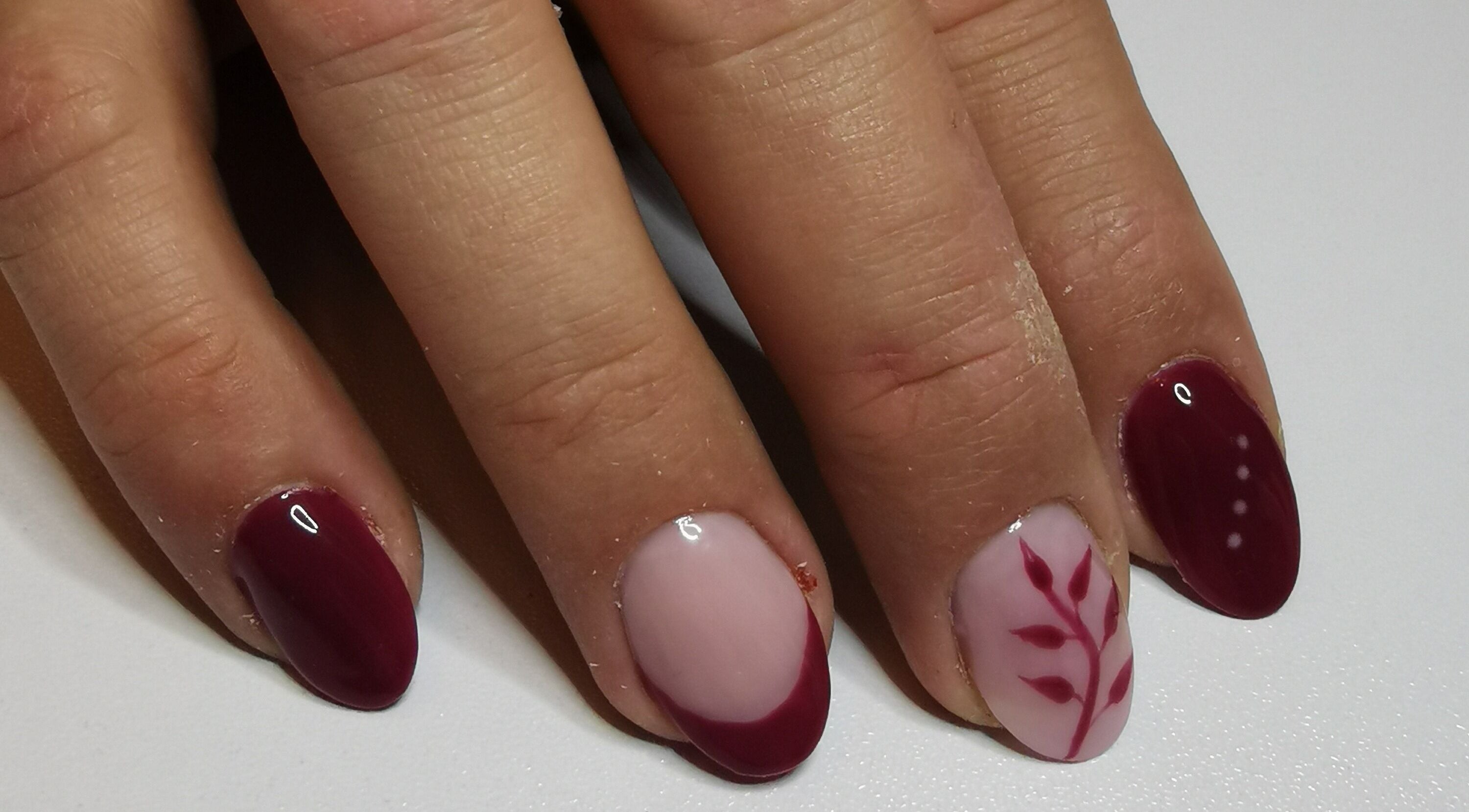 Nail art bordeaux avec motifs à Dans Ma Bulle, Léthuin, Centre-val De Loire, FR.