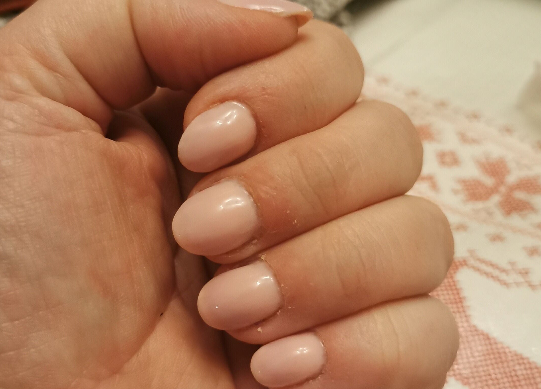 Manucure élégante à Dans Ma Bulle, Léthuin, Centre-val De Loire, FR. Ongles bien polis et soignés.