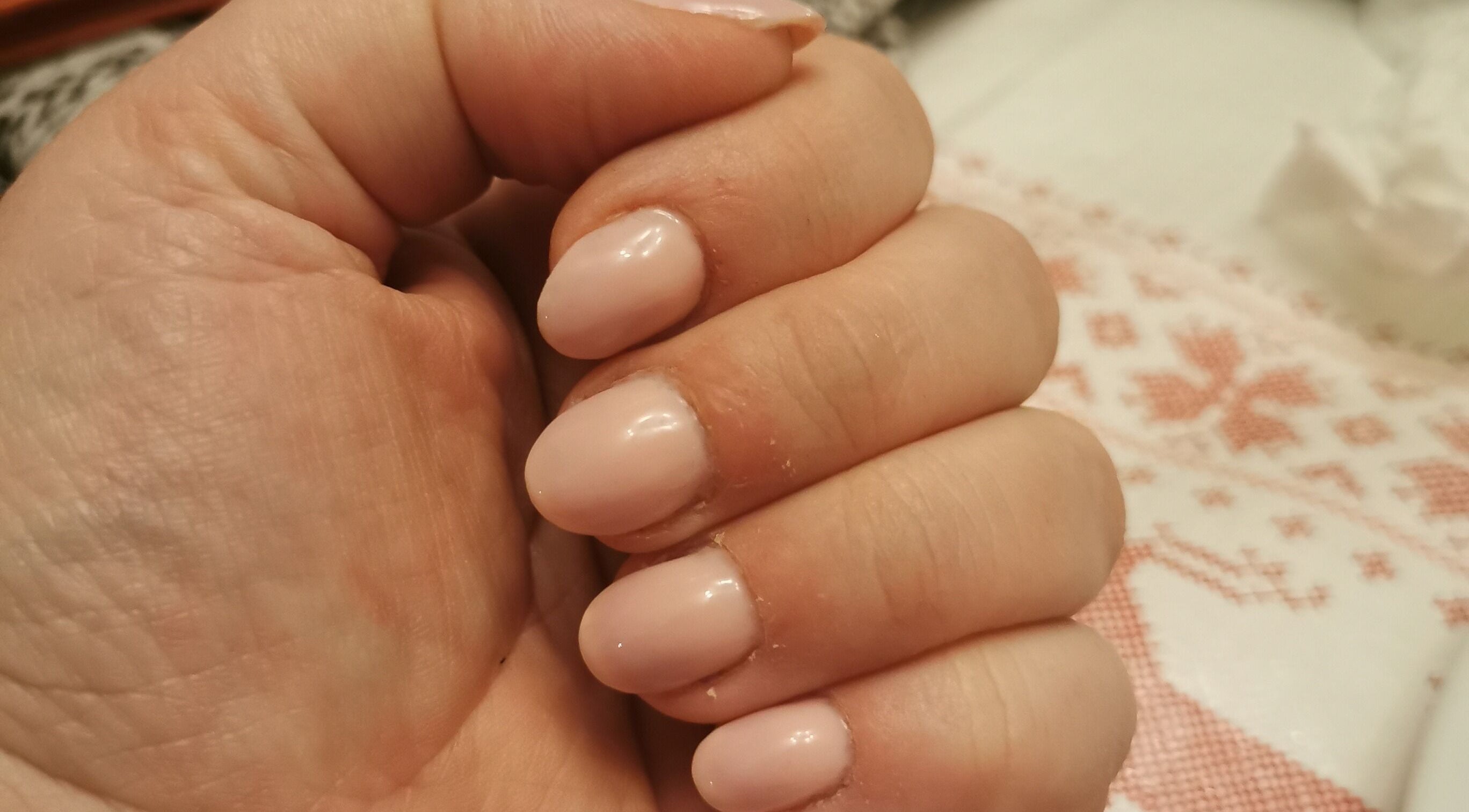 Manucure élégante à Dans Ma Bulle, Léthuin, Centre-val De Loire, FR. Ongles bien polis et soignés.