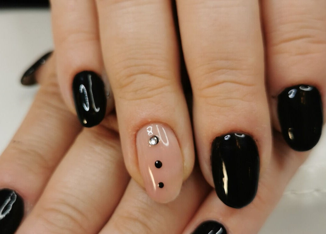 Art des ongles chic chez Dans Ma Bulle à Léthuin, Centre-val De Loire, FR.