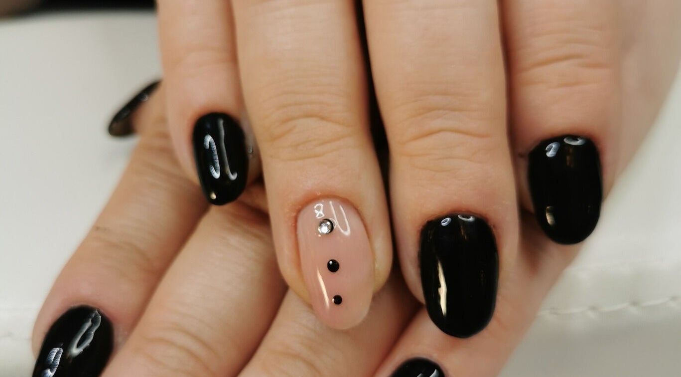 Art des ongles chic chez Dans Ma Bulle à Léthuin, Centre-val De Loire, FR.