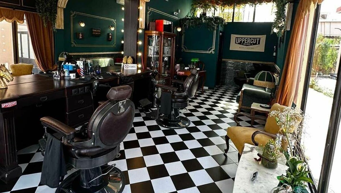 Το Tzovanis Barbershop στην Αχαρνές κοκκινος μυλος με εκλεπτυσμένη εσωτερική διακόσμηση και κομψά έπιπλα.