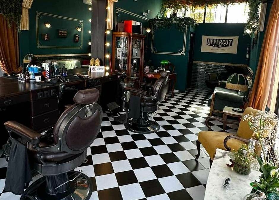 Το Tzovanis Barbershop στην Αχαρνές κοκκινος μυλος με εκλεπτυσμένη εσωτερική διακόσμηση και κομψά έπιπλα.