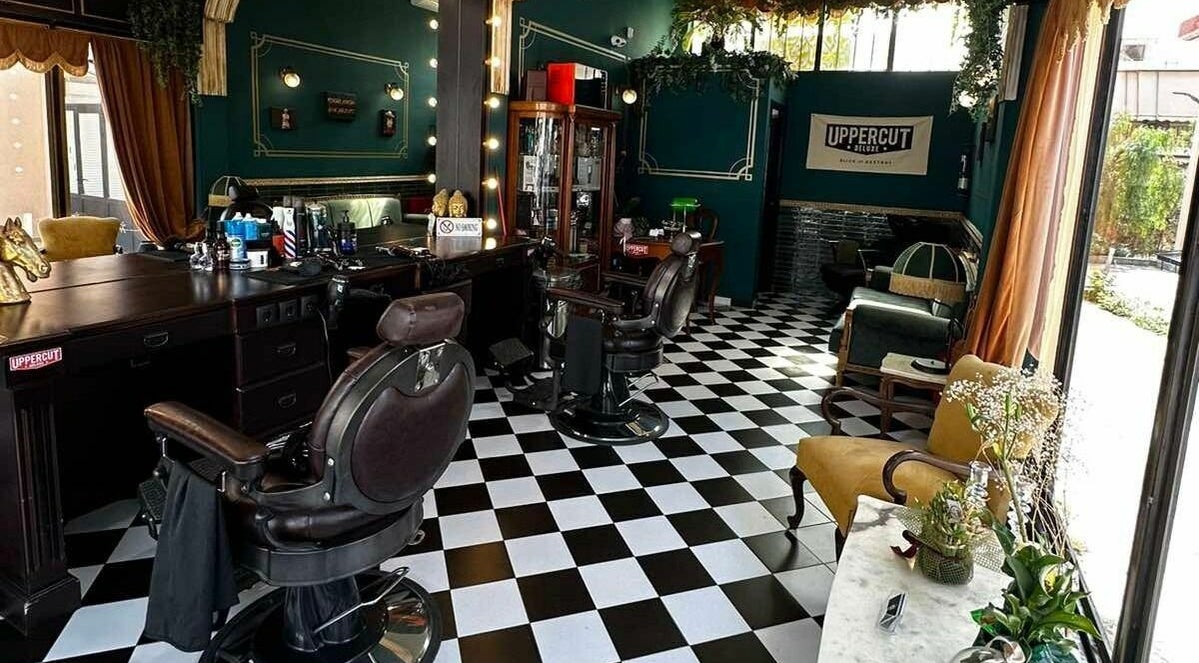 Το Tzovanis Barbershop στην Αχαρνές κοκκινος μυλος με εκλεπτυσμένη εσωτερική διακόσμηση και κομψά έπιπλα.