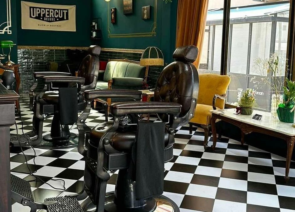 Εσωτερικό Tzovanis Barbershop στο Αχαρνές, κοκκινος μυλος, GR, με κλασικές δερμάτινες καρέκλες και κομψή διακόσμηση.