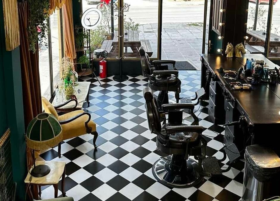 Εσωτερικό του Tzovanis Barbershop, κομψή διακόσμηση με καρέκλες κομμωτηρίου στην Αχαρνές, κοκκινος μυλος, GR.